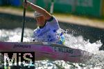 28.07.2022, Kanu-Slalom Weltmeisterschaften 2022 in Augsburg, Eiskanal, Olympiapark, Kajak Einer Frauen, Fahrerin auf der Strecke. Das Wasser spritzt im Gegenlicht. Courtney Williams (Neuseeland)