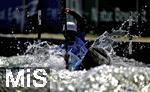 28.07.2022, Kanu-Slalom Weltmeisterschaften 2022 in Augsburg, Eiskanal, Olympiapark, Kajak Einer Frauen, Fahrerin auf der Strecke. Das Wasser spritzt im Gegenlicht.