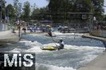 28.07.2022, Kanu-Slalom Weltmeisterschaften 2022 in Augsburg, Eiskanal, Olympiapark, Kajak Einer Frauen, Fahrerin auf der Strecke.