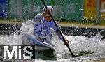 28.07.2022, Kanu-Slalom Weltmeisterschaften 2022 in Augsburg, Eiskanal, Olympiapark, Kajak Einer Frauen, Fahrerin auf der Strecke. Das Wasser spritzt im Gegenlicht.
