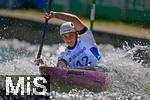 28.07.2022, Kanu-Slalom Weltmeisterschaften 2022 in Augsburg, Eiskanal, Olympiapark, Kajak Einer Frauen, Fahrerin auf der Strecke. Das Wasser spritzt im Gegenlicht. Courtney Williams (Neuseeland)