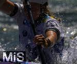 28.07.2022, Kanu-Slalom Weltmeisterschaften 2022 in Augsburg, Eiskanal, Olympiapark, Kajak Einer Frauen,  Fahrerin paddelt kraftvoll durch das Wildwasser.