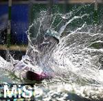 28.07.2022, Kanu-Slalom Weltmeisterschaften 2022 in Augsburg, Eiskanal, Olympiapark, Kajak Einer Frauen,  Fahrerin paddelt kraftvoll durch das spritzende Wildwasser. 