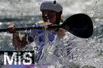 28.07.2022, Kanu-Slalom Weltmeisterschaften 2022 in Augsburg, Eiskanal, Olympiapark, Kajak Einer Frauen,  Fahrerin paddelt kraftvoll durch das spritzende Wildwasser.