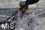 28.07.2022, Kanu-Slalom Weltmeisterschaften 2022 in Augsburg, Eiskanal, Olympiapark, Kajak Einer Frauen,  Fahrerin paddelt kraftvoll durch das spritzende Wildwasser. 