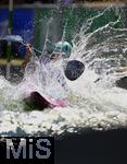 28.07.2022, Kanu-Slalom Weltmeisterschaften 2022 in Augsburg, Eiskanal, Olympiapark, Kajak Einer Frauen,  Fahrerin paddelt kraftvoll durch das spritzende Wildwasser. 