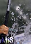 28.07.2022, Kanu-Slalom Weltmeisterschaften 2022 in Augsburg, Eiskanal, Olympiapark, Kajak Einer Frauen,  Fahrerin paddelt kraftvoll durch das spritzende Wildwasser. 