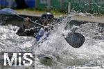 28.07.2022, Kanu-Slalom Weltmeisterschaften 2022 in Augsburg, Eiskanal, Olympiapark, Kajak Einer Frauen,  Fahrerin paddelt kraftvoll durch das spritzende Wildwasser.