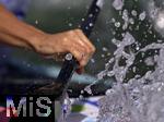 28.07.2022, Kanu-Slalom Weltmeisterschaften 2022 in Augsburg, Eiskanal, Olympiapark, Kajak Einer Frauen,  Fahrerin paddelt kraftvoll durch das spritzende Wildwasser. 