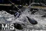 28.07.2022, Kanu-Slalom Weltmeisterschaften 2022 in Augsburg, Eiskanal, Olympiapark, Kajak Einer Frauen,  Fahrerin paddelt kraftvoll durch das spritzende Wildwasser.