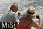 28.07.2022, Kanu-Slalom Weltmeisterschaften 2022 in Augsburg, Eiskanal, Olympiapark, Kajak Einer Mnner,  Zuschauer am Rand der Strecke beobachten einen Fahrer im Wildwasser.