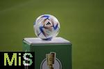 29.07.2022, Fussball DFB-Pokal 2022/2023, 1.Runde, TSV 1860 München - Borussia Dortmund, im Grünwalder Stadion München,  Der Spielball liegt auf der Stele bereit. Der nahtlose adidas Al Rihla Pro Ball ist der offizielle Spielball der FIFA Fußball-Weltmeisterschaft Katar 2022.
