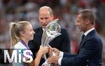 31.07.2022, Fussball Frauen-Europameisterschaft 2022 in England, Finale, England - Deutschland, im Wembley-Stadion in London. v.li: Prinz William, Herzog von Cambridge und UEFA President Aleksander Ceferin bergeben England den Pokal nach dem  Finale  an Leah Williamson (8 England) 