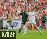 31.07.2022, Fussball Frauen-Europameisterschaft 2022 in England, Finale, England - Deutschland, im Wembley-Stadion in London.Lea Schüller (7 Germany) und Rachel Daly (3 England)  
