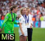 31.07.2022, Fussball Frauen-Europameisterschaft 2022 in England, Finale, England - Deutschland, im Wembley-Stadion in London. v.lI. Mary Earps (1 England),  Beth Mead (7 England)  und Trainerin Sarina Wiegman (Trainerin England) nach dem  Finale glcklich.