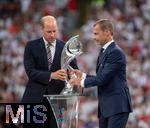 31.07.2022, Fussball Frauen-Europameisterschaft 2022 in England, Finale, England - Deutschland, im Wembley-Stadion in London. v.li: Prinz William, Herzog von Cambridge und UEFA President Aleksander Ceferin bergeben England den Pokal nach dem  Finale 