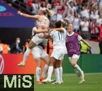 31.07.2022, Fussball Frauen-Europameisterschaft 2022 in England, Finale, England - Deutschland, im Wembley-Stadion in London. Die Engländerinnen Chloe Kelly (18 England)  , Nikita Parris (17 England)  ) jubeln über das Tor zum 2-1 