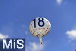 01.08.2022,  18.Geburtstag, Symbolbild, Geburtstagsfeier einer 18-Jhrigen zu ihrer Volljhrigkeit. Luftballon mit der Jahreszahl 18 vor blauem Himmel.