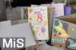 01.08.2022,  18.Geburtstag, Symbolbild, Geburtstagsfeier einer 18-Jährigen zu ihrer Volljährigkeit. Auf dem Tisch stehen Karten mit Geburtstagswünschen.