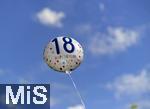 01.08.2022,  18.Geburtstag, Symbolbild, Geburtstagsfeier einer 18-Jhrigen zu ihrer Volljhrigkeit. Luftballon mit der Jahreszahl 18 vor blauem Himmel.
