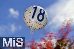 01.08.2022,  18.Geburtstag, Symbolbild, Geburtstagsfeier einer 18-Jährigen zu ihrer Volljährigkeit. Luftballon mit der Jahreszahl 18 vor blauem Himmel.