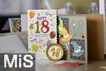01.08.2022,  18.Geburtstag, Symbolbild, Geburtstagsfeier einer 18-Jährigen zu ihrer Volljährigkeit. Auf dem Tisch stehen Karten mit Geburtstagswünschen.