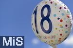 01.08.2022,  18.Geburtstag, Symbolbild, Geburtstagsfeier einer 18-Jhrigen zu ihrer Volljhrigkeit. Luftballon mit der Jahreszahl 18 vor blauem Himmel.