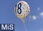 01.08.2022,  18.Geburtstag, Symbolbild, Geburtstagsfeier einer 18-Jährigen zu ihrer Volljährigkeit. Luftballon mit der Jahreszahl 18 vor blauem Himmel.