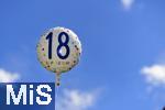 01.08.2022,  18.Geburtstag, Symbolbild, Geburtstagsfeier einer 18-Jhrigen zu ihrer Volljhrigkeit. Luftballon mit der Jahreszahl 18 vor blauem Himmel.
