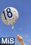 01.08.2022,  18.Geburtstag, Symbolbild, Geburtstagsfeier einer 18-Jhrigen zu ihrer Volljhrigkeit. Luftballon mit der Jahreszahl 18 vor blauem Himmel.