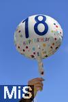 01.08.2022,  18.Geburtstag, Symbolbild, Geburtstagsfeier einer 18-Jhrigen zu ihrer Volljhrigkeit. Luftballon mit der Jahreszahl 18 vor blauem Himmel.