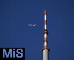 10.08.2022, European Championchips Mnchen 2022,  Flugzeug der Airdolomiti am Himmel ber der Funkantenne des Mnchner Olympaturmes. 