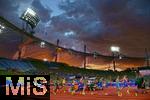 15.08.2022, European Championchips München 2022,  Leichtathletik im Olympiastadion München, 1500 Meter Männer, Über dem Olympiastadion zeigt sich eine dramatisch schöne Lichtstimmung am Abend-Himmel.