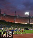 15.08.2022, European Championchips Mnchen 2022,  Leichtathletik im Olympiastadion Mnchen,   Lufer zum 1500m auf der Bahn hinter dem Zeltdach ein leuchtend roter Sonnenuntergang.