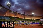 15.08.2022, European Championchips Mnchen 2022,  Leichtathletik im Olympiastadion Mnchen,   Lufer zum 1500m auf der Bahn hinter dem Zeltdach ein leuchtend roter Sonnenuntergang.