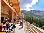 30.08.2022,  Schwangau bei Fssen im Allgu, ein sonniger Sommertag auf der Rohrkopfhtte, eine Berghtte mit Bewirtung. Touristen geniessen die Sonnenstrahlen auf der Terasse mit Blick auf die Allguer Alpenkette. Ein Musiker spielt auf mit seiner Zieharmonika.