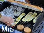 21.08.2022, Grillen auf dem Balkon, Veganes Grillgut liegt auf dem Grillrost.