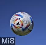 22.09.2022, Vorschau Fussball Weltmeisterschaft 2022 in Katar,  Der offizielle Spielball der WM-2022, AL RIHLA Pro von ADIDAS fliegt durch die Luft. 