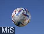 22.09.2022, Vorschau Fussball Weltmeisterschaft 2022 in Katar,  Der offizielle Spielball der WM-2022, AL RIHLA Pro von ADIDAS fliegt durch die Luft.