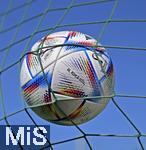 22.09.2022,  Fussball Weltmeisterschaft 2022 in Katar,  Der offizielle Spielball der WM-2022, AL RIHLA Pro von ADIDAS zappelt im Tornetz.          