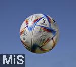 22.09.2022, Vorschau Fussball Weltmeisterschaft 2022 in Katar,  Der offizielle Spielball der WM-2022, AL RIHLA Pro von ADIDAS fliegt durch die Luft.