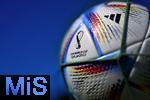 22.09.2022,  Fussball Weltmeisterschaft 2022 in Katar,  Der offizielle Spielball der WM-2022, AL RIHLA Pro von ADIDAS zappelt im Tornetz. Das WM-Logo soll mit seiner Form, die einer geschwungenen Acht hnelt, an die Wellen der Wstendnen Katars erinnern. Die Acht steht fr die insgesamt acht Stadien, die whrend der Weltmeisterschaft als Spielsttte dienen werden. Auerdem weist das Logo hnlichkeiten mit einem Wollschal auf, der daran erinnern soll, dass die Weltmeisterschaft 2022 erstmals im November und Dezember, also im Winter, ausgetragen wird. Die gebundene, einem Unendlich-Zeichen hnliche Form des Emblems soll auerdem sinnbildlich fr die Vernetzung der Veranstaltung stehen.      

