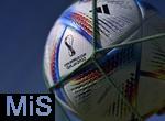 22.09.2022,  Fussball Weltmeisterschaft 2022 in Katar,  Der offizielle Spielball der WM-2022, AL RIHLA Pro von ADIDAS zappelt im Tornetz. Das WM-Logo soll mit seiner Form, die einer geschwungenen Acht hnelt, an die Wellen der Wstendnen Katars erinnern. Die Acht steht fr die insgesamt acht Stadien, die whrend der Weltmeisterschaft als Spielsttte dienen werden. Auerdem weist das Logo hnlichkeiten mit einem Wollschal auf, der daran erinnern soll, dass die Weltmeisterschaft 2022 erstmals im November und Dezember, also im Winter, ausgetragen wird. Die gebundene, einem Unendlich-Zeichen hnliche Form des Emblems soll auerdem sinnbildlich fr die Vernetzung der Veranstaltung stehen.      

