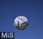 22.09.2022, Vorschau Fussball Weltmeisterschaft 2022 in Katar,  Der offizielle Spielball der WM-2022, AL RIHLA Pro von ADIDAS fliegt durch die Luft. 
