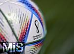 22.09.2022,  Fussball Weltmeisterschaft 2022 in Katar,  Der offizielle Spielball der WM-2022, AL RIHLA Pro von ADIDAS zappelt im Tornetz. Das WM-Logo soll mit seiner Form, die einer geschwungenen Acht hnelt, an die Wellen der Wstendnen Katars erinnern. Die Acht steht fr die insgesamt acht Stadien, die whrend der Weltmeisterschaft als Spielsttte dienen werden. Auerdem weist das Logo hnlichkeiten mit einem Wollschal auf, der daran erinnern soll, dass die Weltmeisterschaft 2022 erstmals im November und Dezember, also im Winter, ausgetragen wird. Die gebundene, einem Unendlich-Zeichen hnliche Form des Emblems soll auerdem sinnbildlich fr die Vernetzung der Veranstaltung stehen.      

