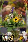 23.09.2022, Gartencenter Gilg Buchloe im Unterallgäu,  Eine herbstliche Blumenpracht steht für die Kunden zum Verkauf bereit. Blumensträusse mit Rosen und Sonnenblume