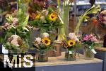 23.09.2022, Gartencenter Gilg Buchloe im Unterallgäu,  Eine herbstliche Blumenpracht steht für die Kunden zum Verkauf bereit. Blumensträusse mit Rosen.