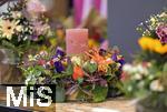 23.09.2022, Gartencenter Gilg Buchloe im Unterallgäu,  Eine herbstliche Blumenpracht steht für die Kunden zum Verkauf bereit. Herbstkranz mit Kerze.