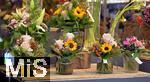 23.09.2022, Gartencenter Gilg Buchloe im Unterallgäu,  Eine herbstliche Blumenpracht steht für die Kunden zum Verkauf bereit. Blumensträusse mit Rosen. 