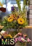 23.09.2022, Gartencenter Gilg Buchloe im Unterallgäu,  Eine herbstliche Blumenpracht steht für die Kunden zum Verkauf bereit. Blumensträusse mit Sonnenblume